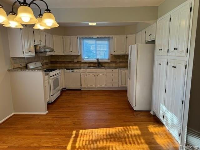 5028 Abington Dr - Photo 3 of 21