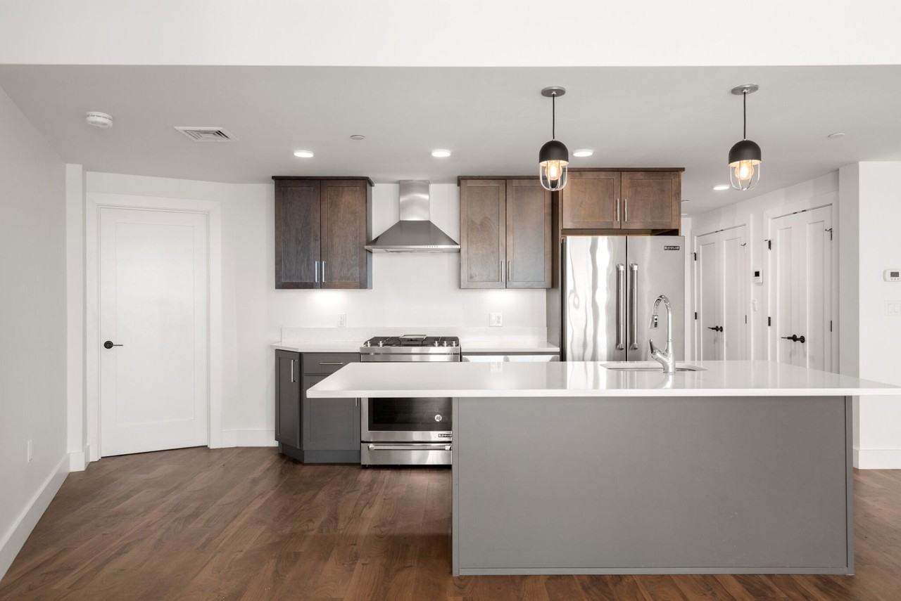 ONE MONTH FREE ON SELECT UNITS | NO BROKER FEE | $1,000 DEPOSIT | NO LAST MONTH'S RENT - Photo 3 of 21