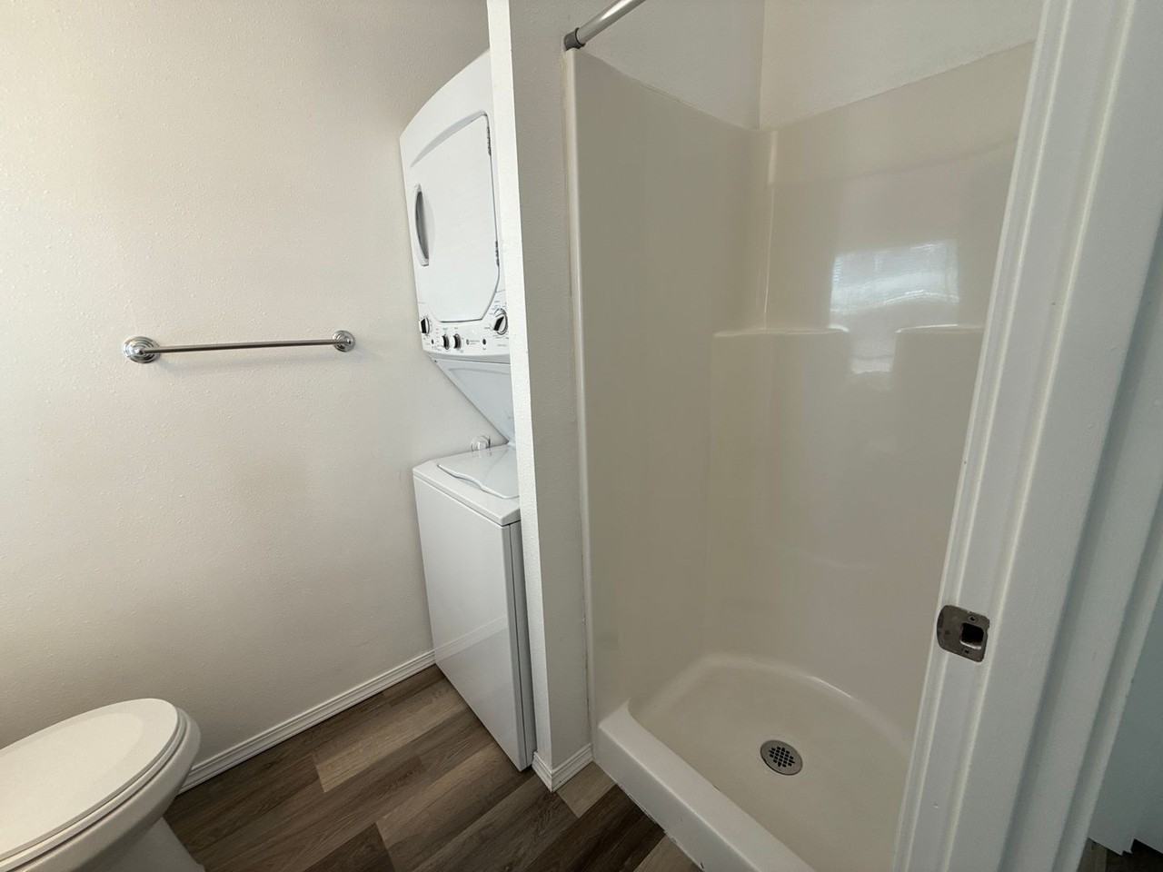 3355 Portland Rd NE - Photo 3 of 9