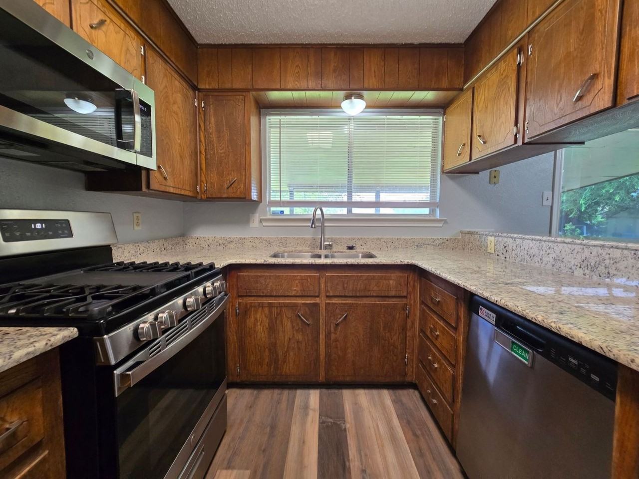 1017 Westover Dr - Photo 4 of 23