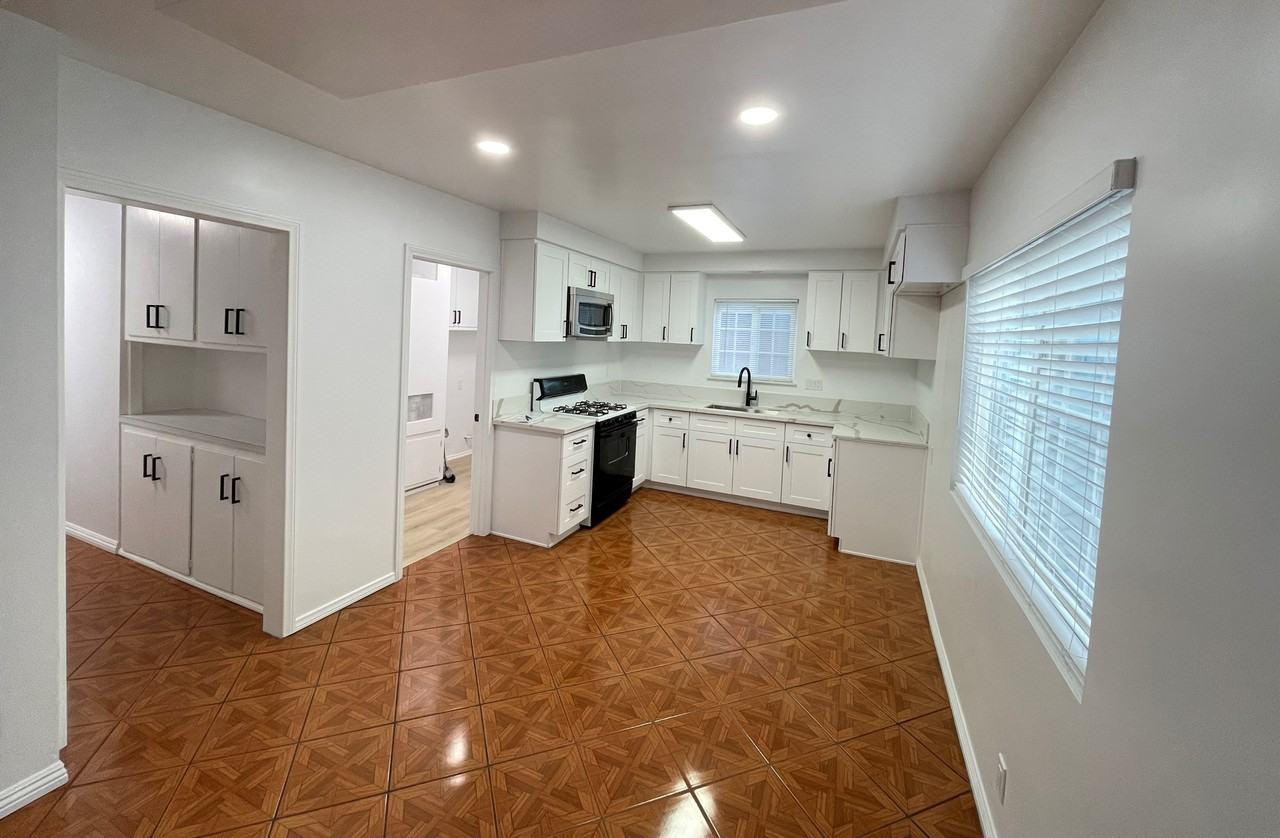 437 W 11th St #2 - Photo 4 of 10