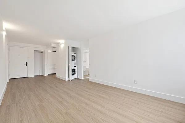 W 24th St #2N - Photo 2 of 10