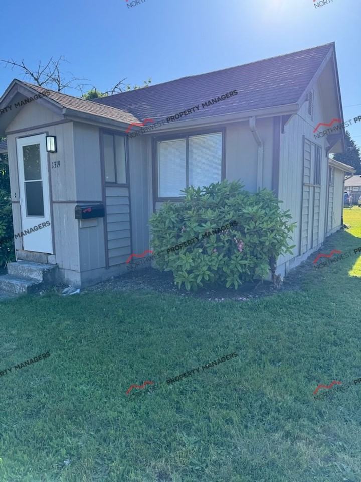 1319 Oxford Ave - Photo 2 of 20