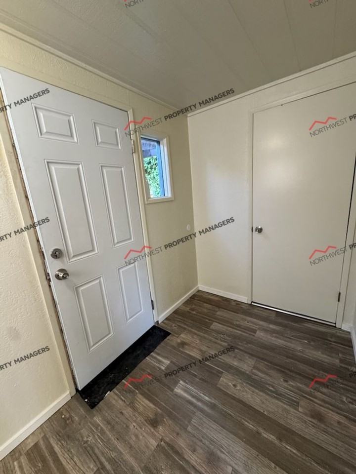 1319 Oxford Ave - Photo 3 of 20