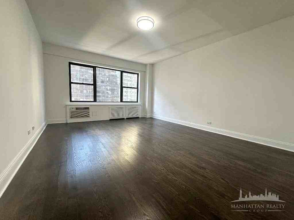 E 45th St #9G - Photo 3 of 8