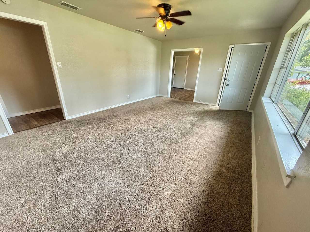 114 S Hearon Dr - Photo 2 of 16