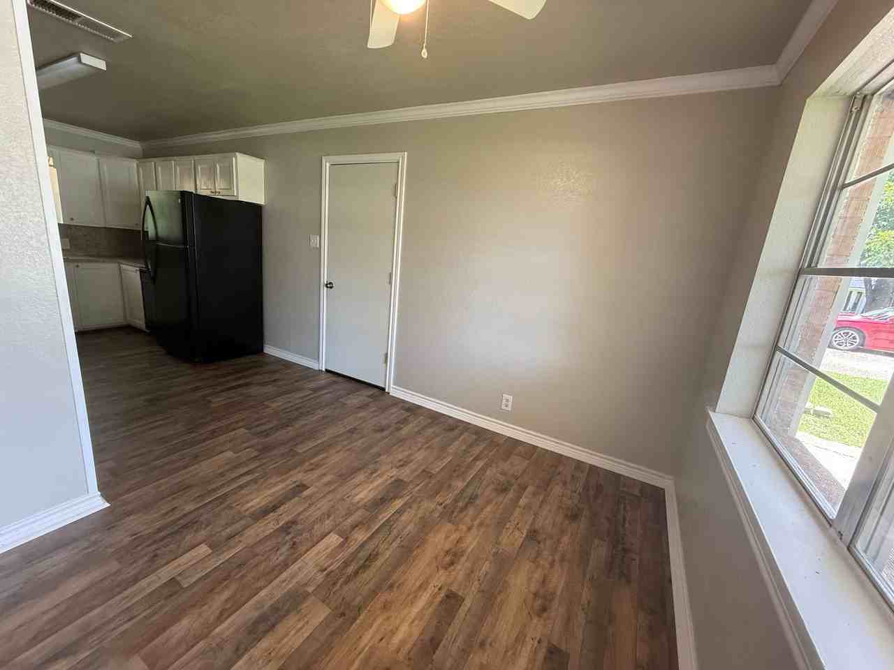 114 S Hearon Dr - Photo 3 of 16