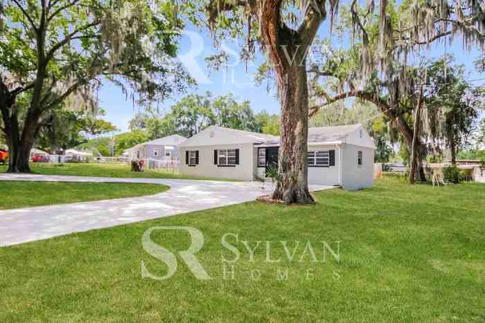 885 S Lakeview Ave - Photo 2 of 15