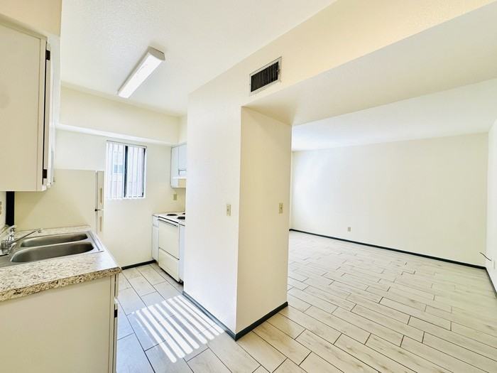 652 E Drachman St - Photo 2 of 15