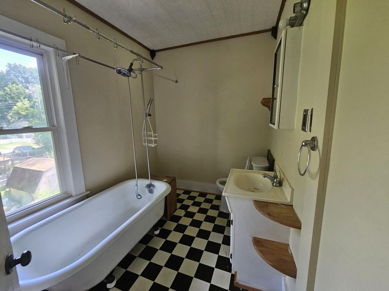 624 W Highland Ave - Photo 2 of 9