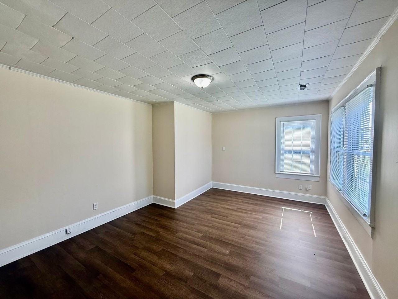 311 Providence Rd - Photo 3 of 11