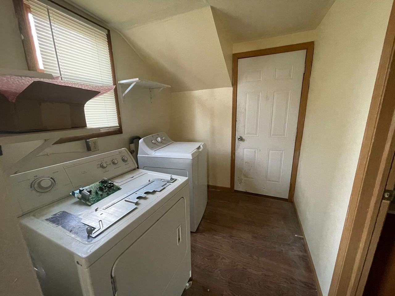 122 W 9th - Photo 4 of 15