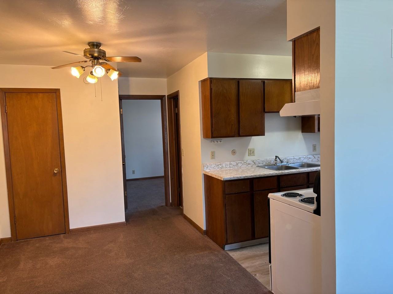 1609 D Street - Photo 4 of 15