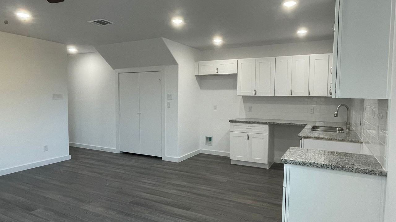 6011 Wedgefield St #B - Photo 3 of 11