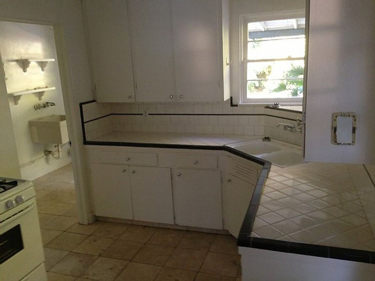 514 W 9th St - Photo 4 of 11