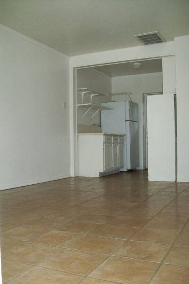 524 W Howe St - Photo 3 of 8
