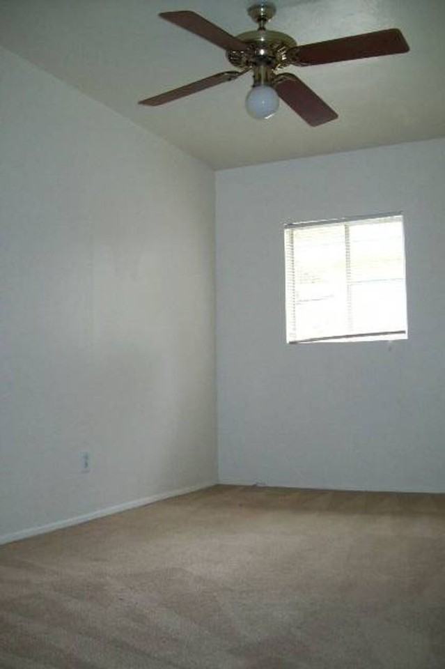 524 W Howe St - Photo 5 of 8