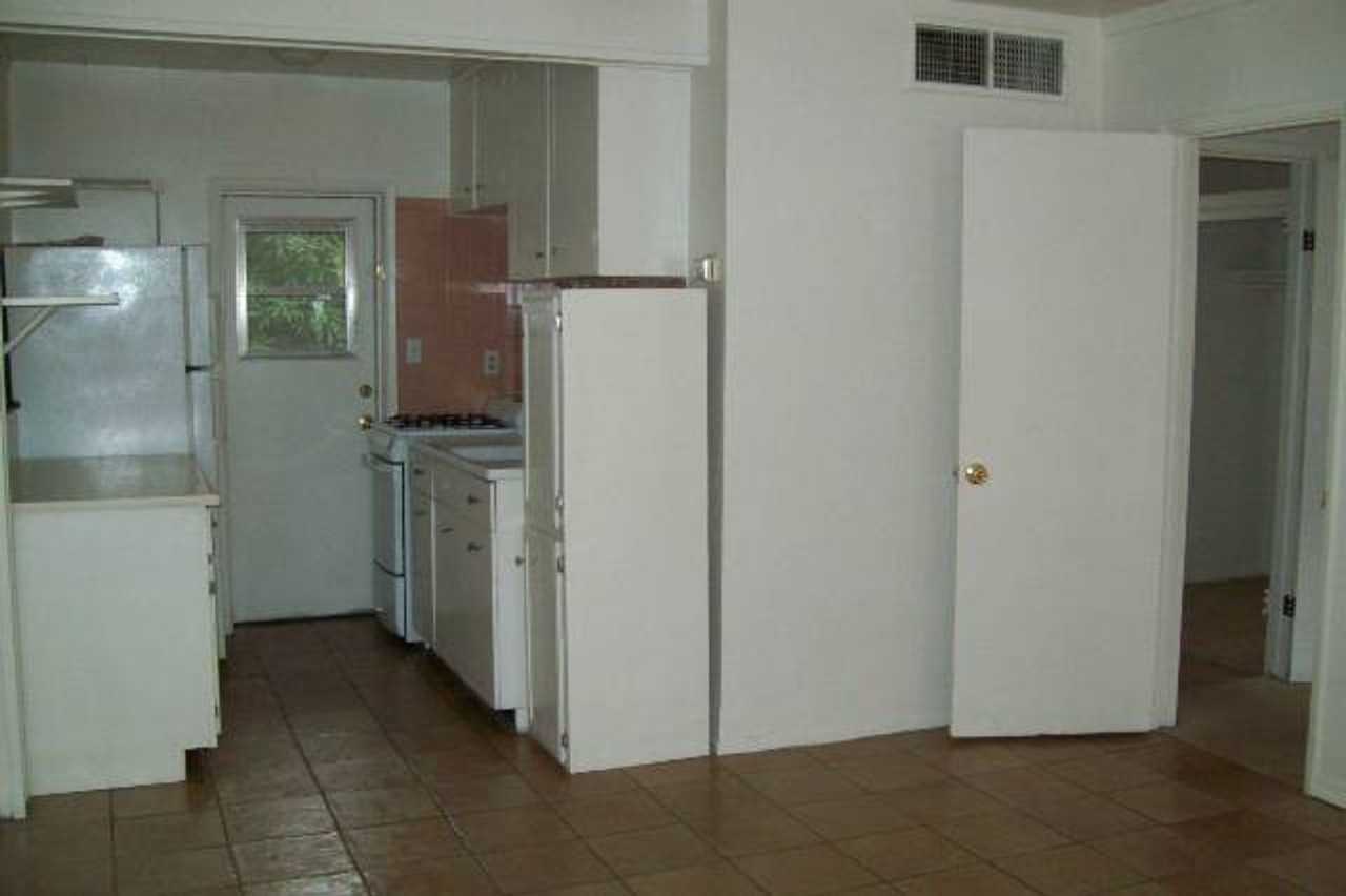 524 W Howe St - Photo 6 of 8
