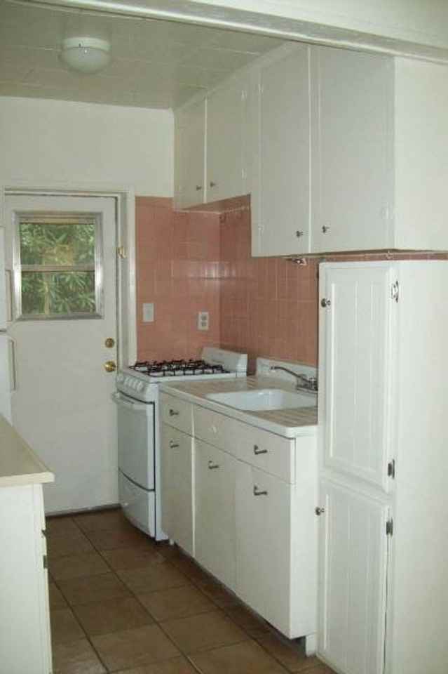 524 W Howe St - Photo 7 of 8