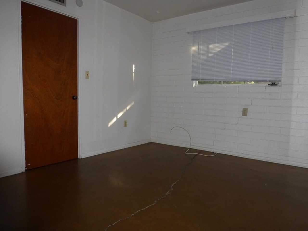 1200 S Farmer Ave - Photo 4 of 9