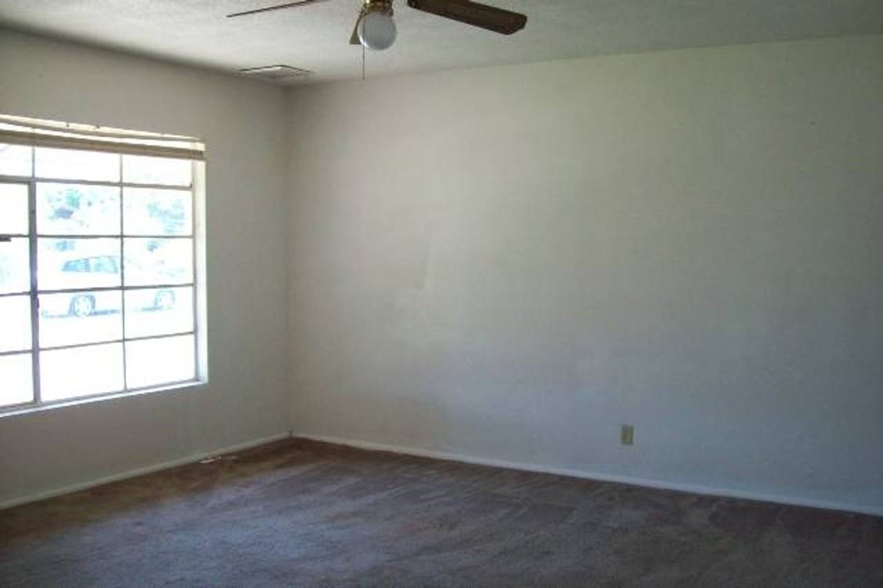 1506 W 6th St - Photo 6 of 9