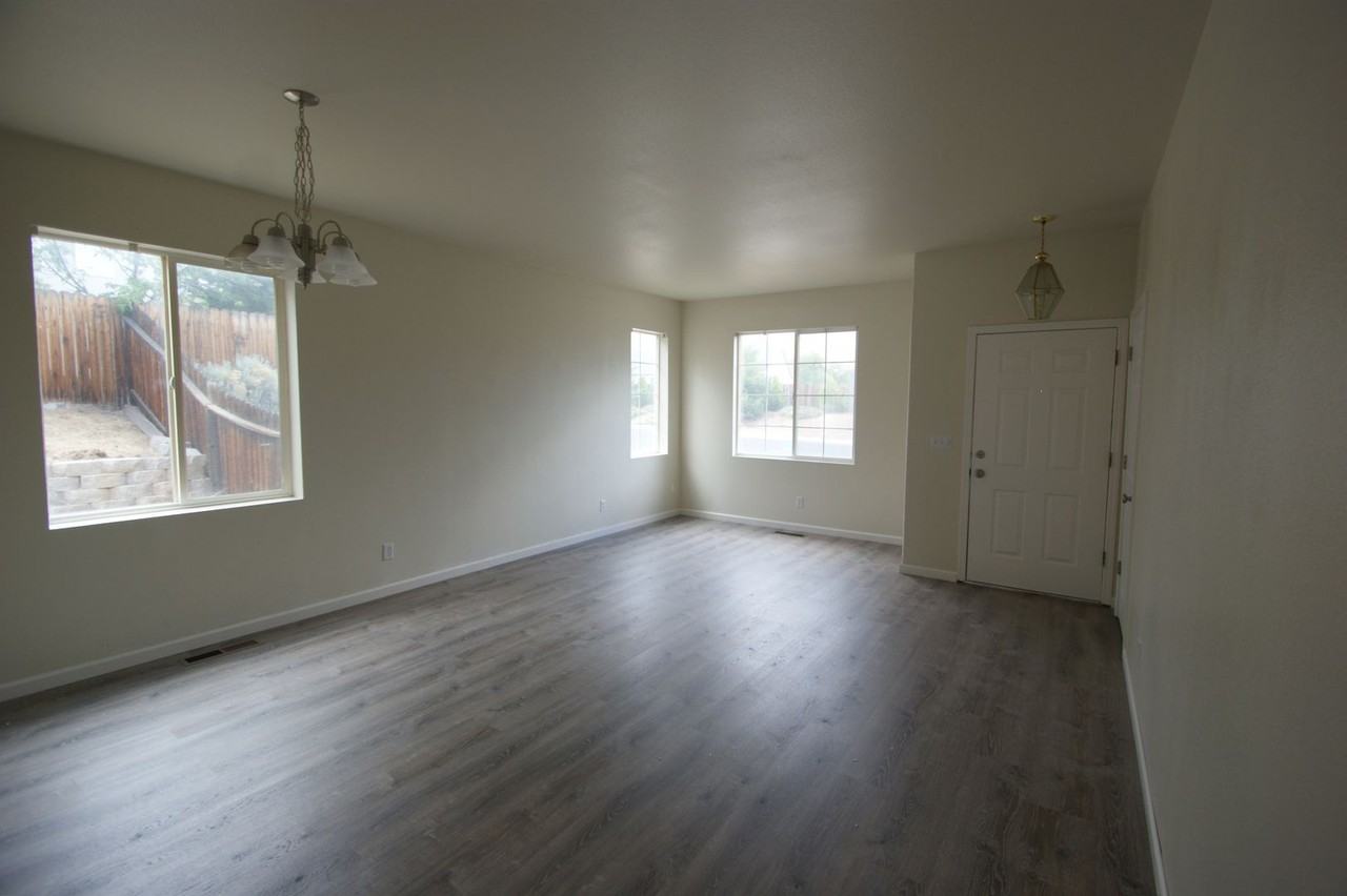 3998 Kings Row - Photo 2 of 32