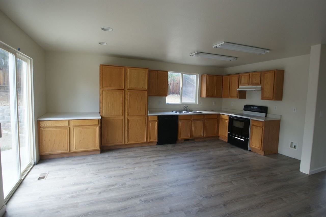 3998 Kings Row - Photo 3 of 32