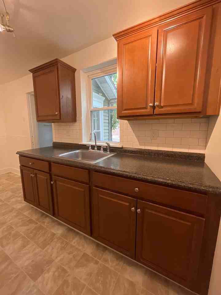 526 Park Pl - Photo 4 of 36