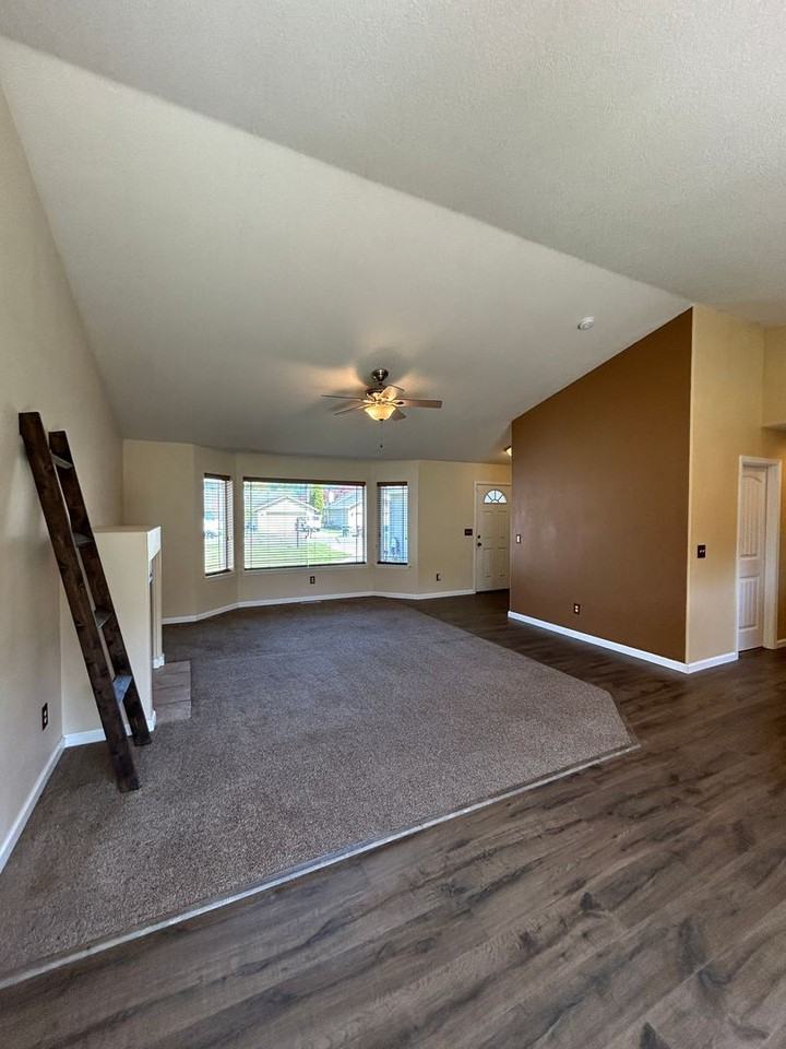 112 Charles St - Photo 3 of 16