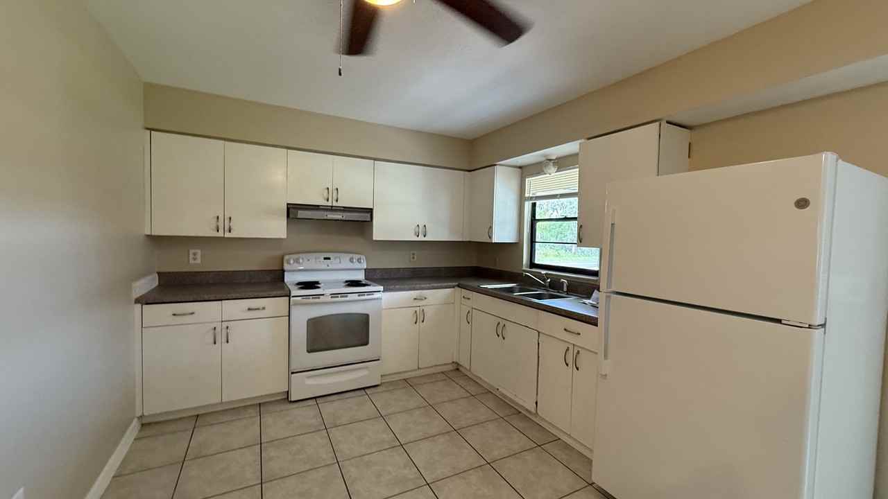 1685 Shadow Ln - Photo 3 of 8