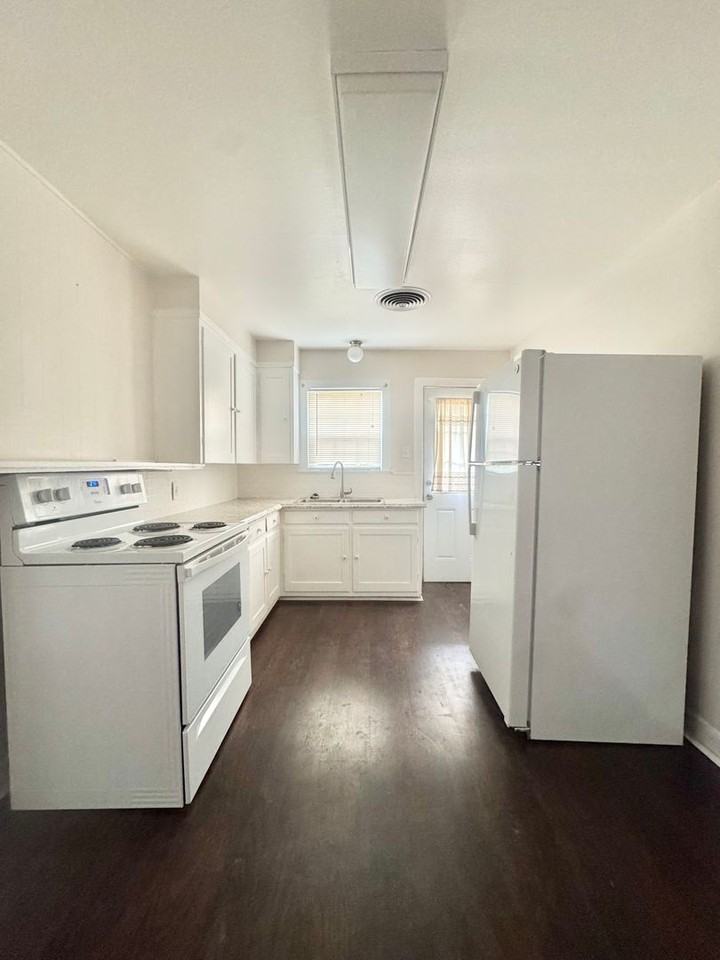 1532 W Avenue D - Photo 2 of 10