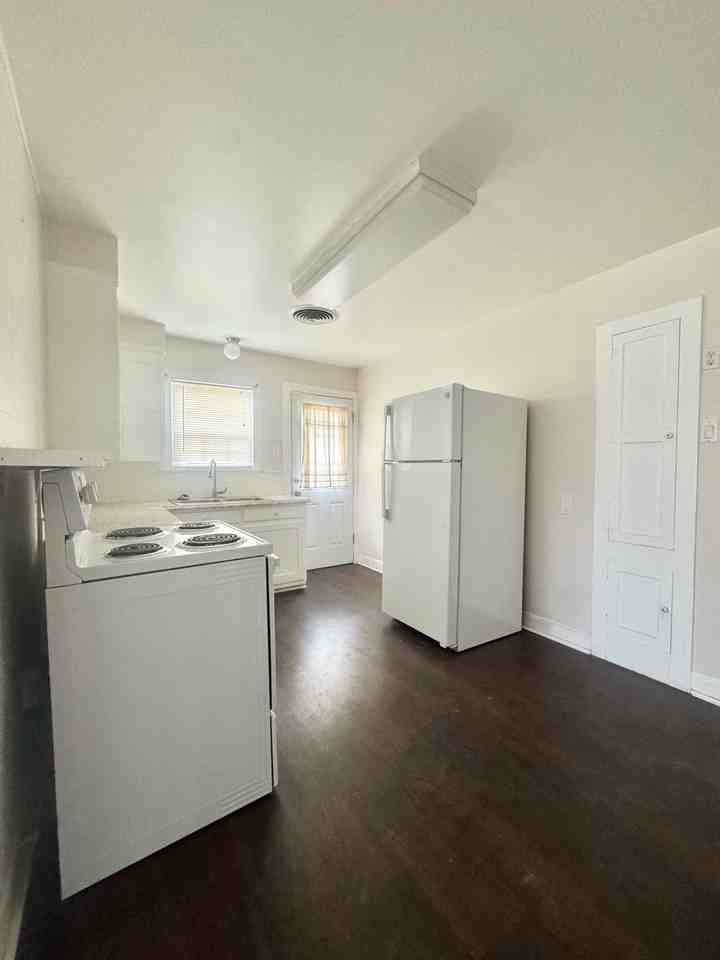 1532 W Avenue D - Photo 3 of 10