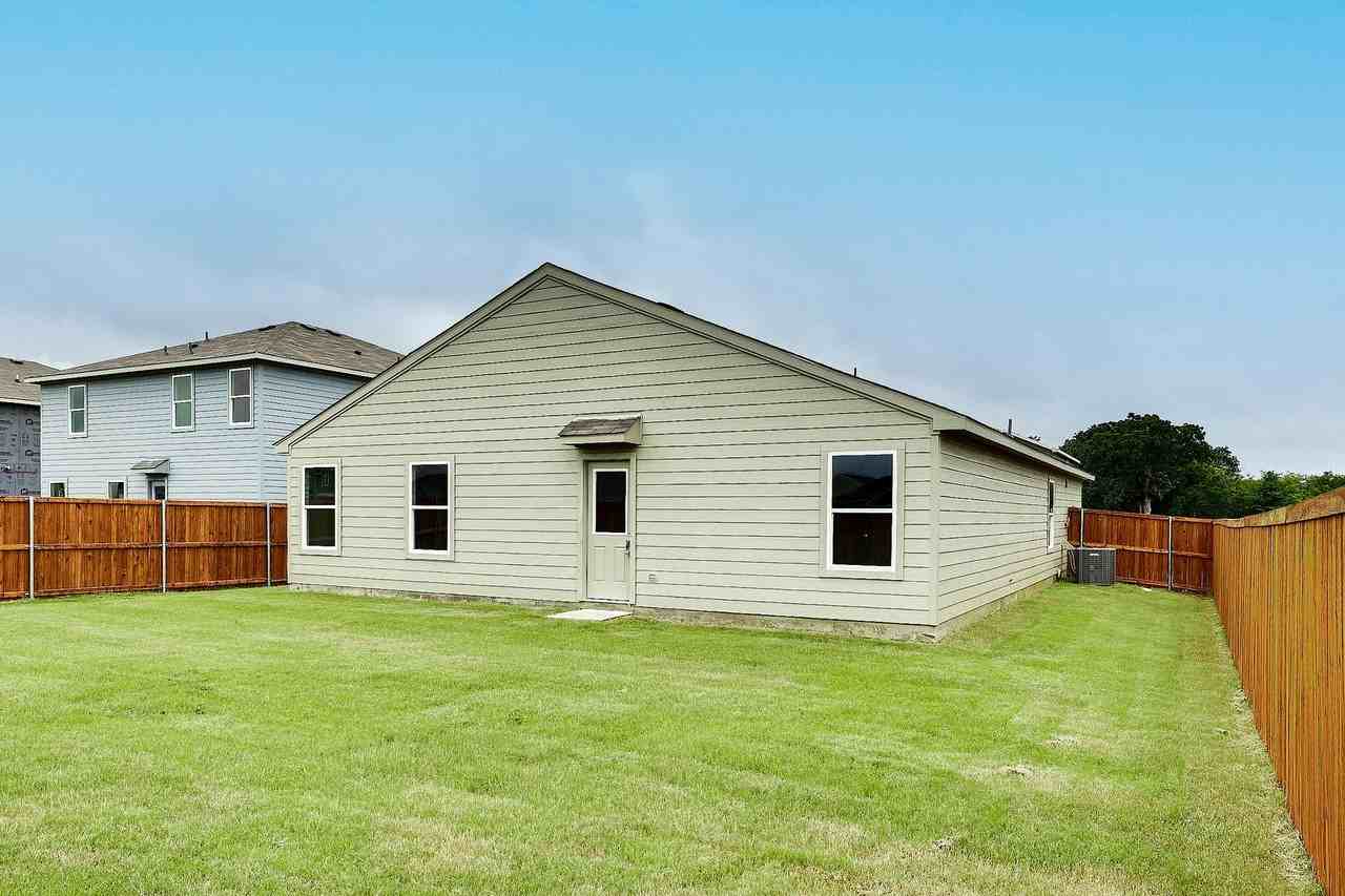 829 Eagles Nest Dr - Photo 3 of 17