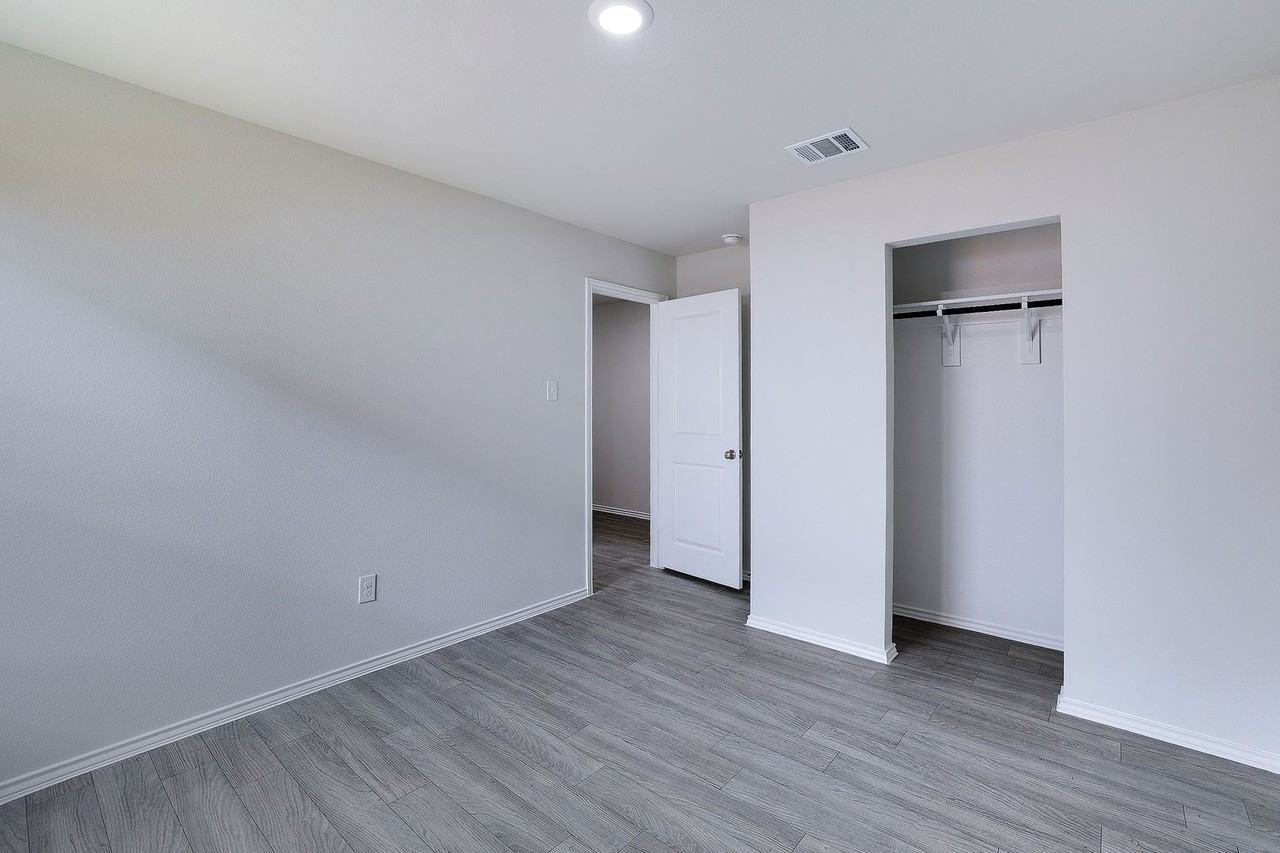 829 Eagles Nest Dr - Photo 5 of 17