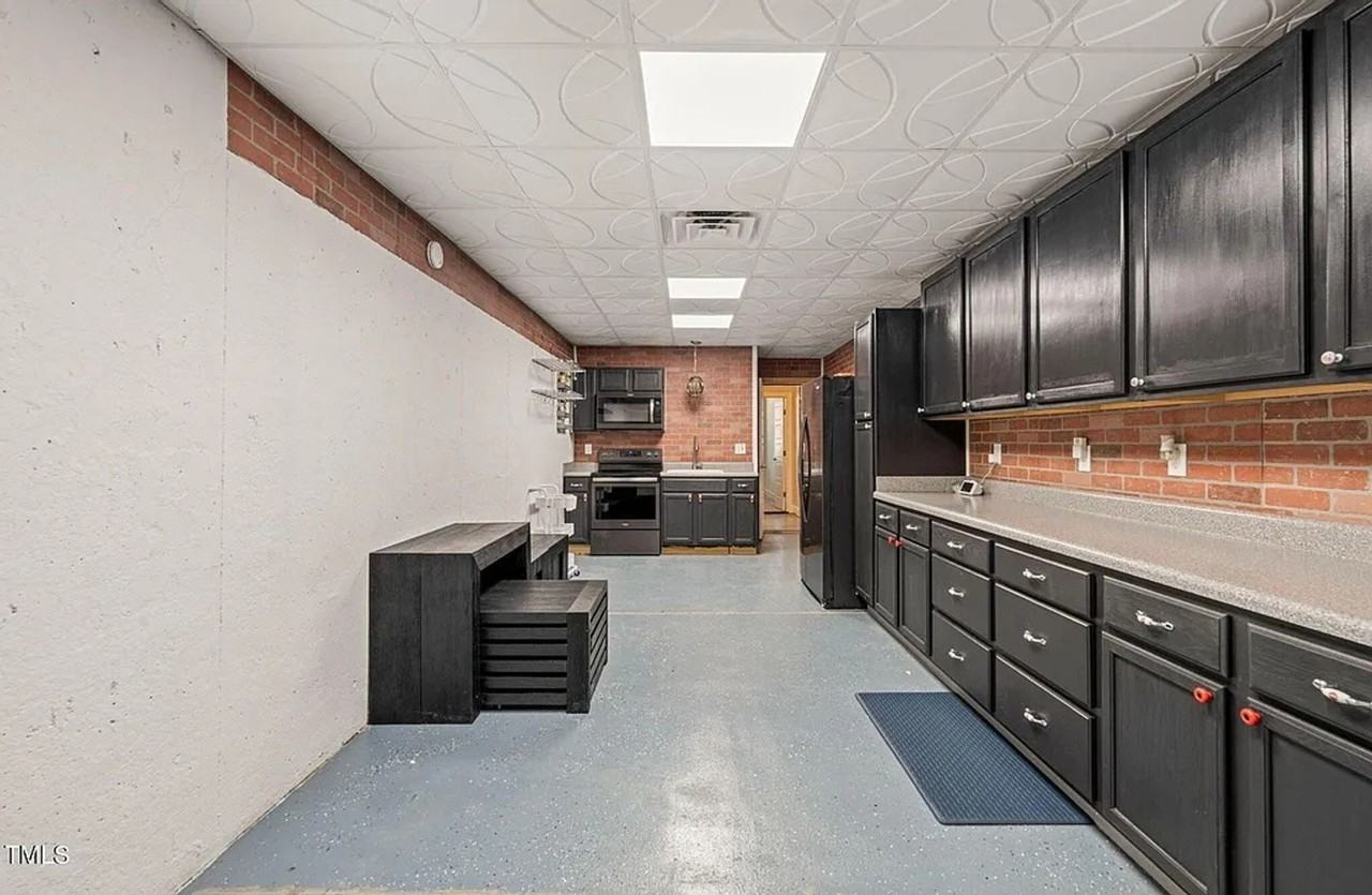 6633 Penfield St - Photo 7 of 38