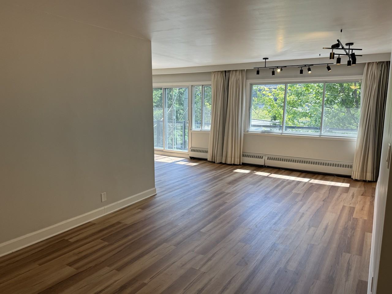 4125 Rue Jean-Brillant - Photo 2 of 11