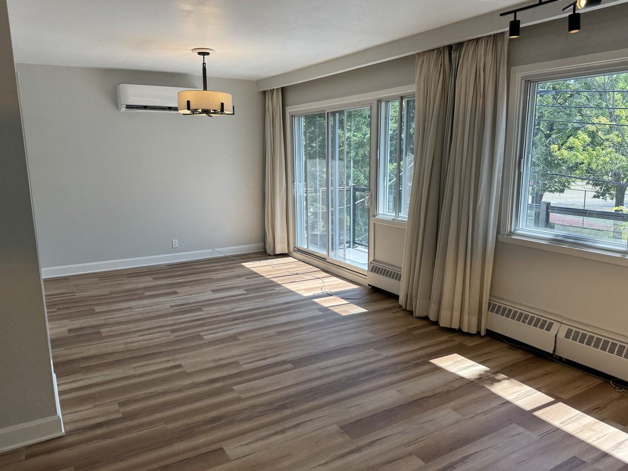 4125 Rue Jean-Brillant - Photo 3 of 11