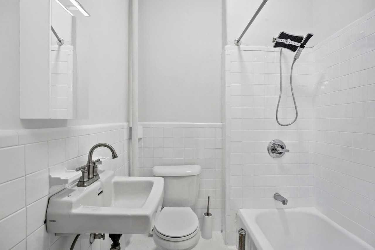 257 W 19th St #1224969P - Photo 3 of 8