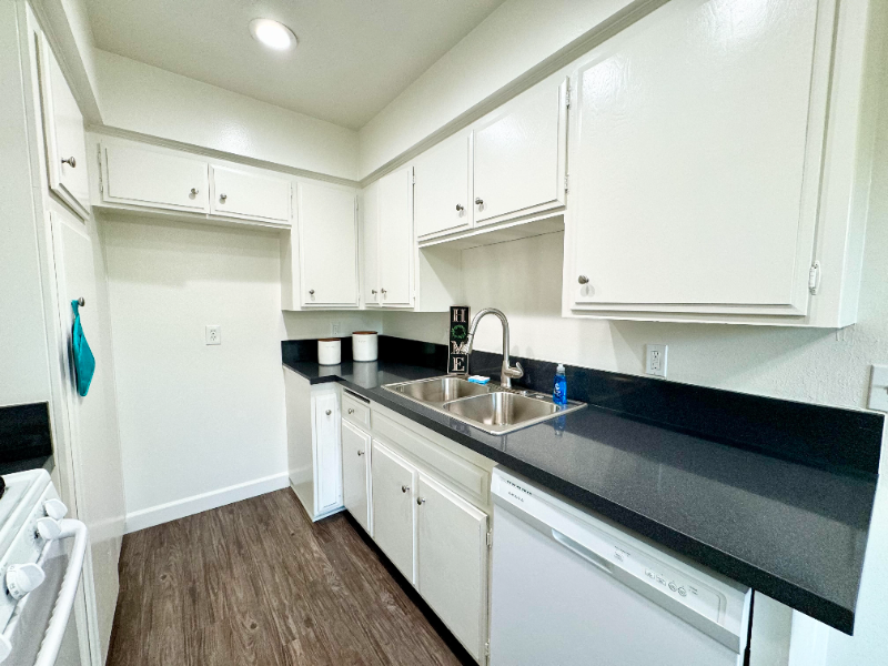 1339 E Grace St #8 - Photo 3 of 7