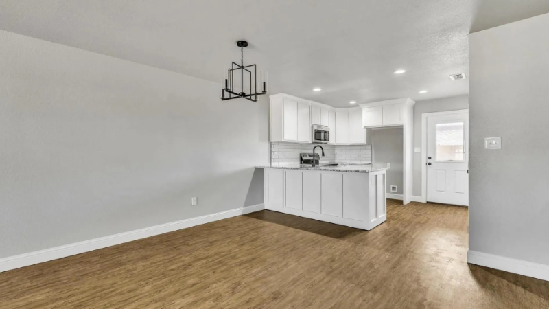 313 Woodstock Ln - Photo 7 of 20