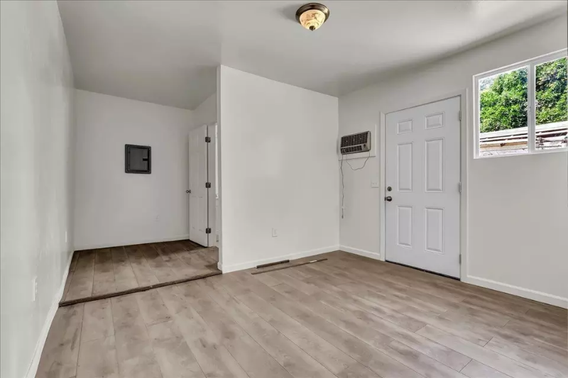 665 N Market Rd - Photo 3 of 8