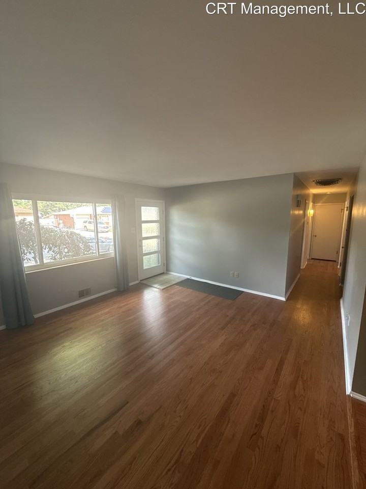 6797 Lee St - Photo 3 of 28