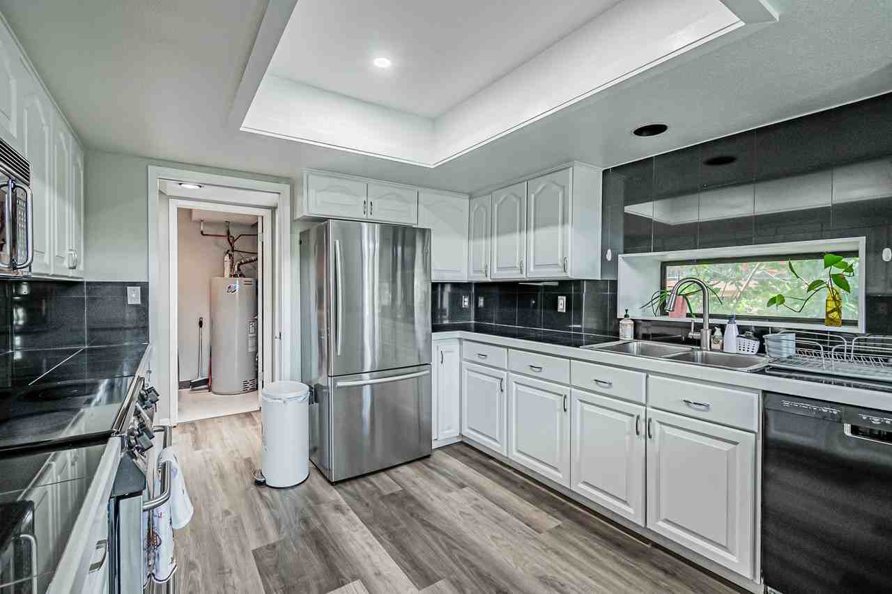 9866 E Maplewood Cir - Photo 4 of 47