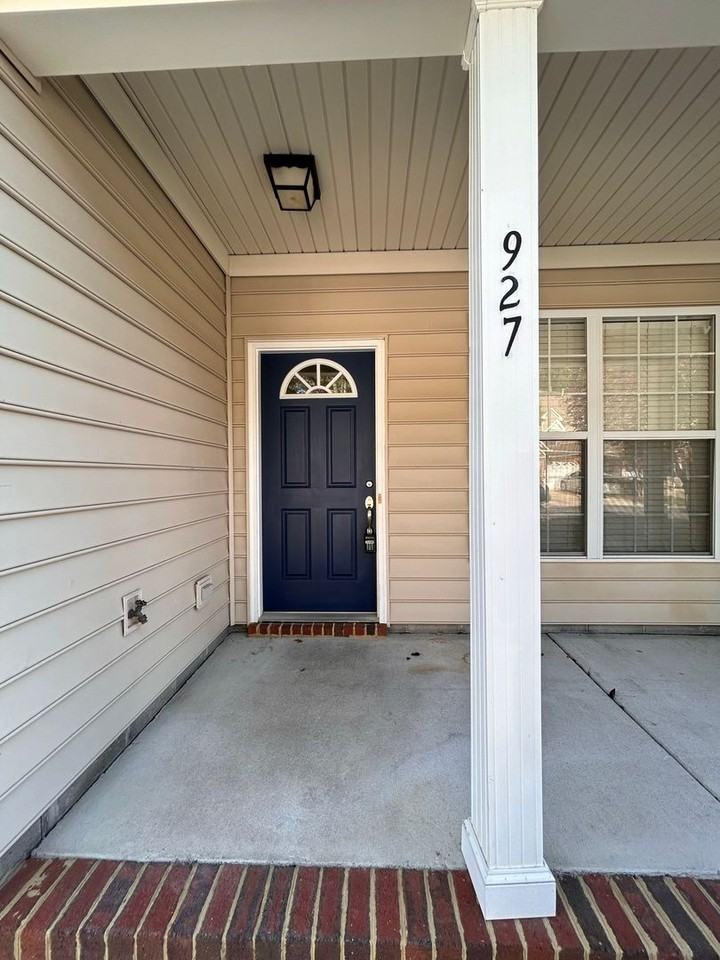 927 Hunley Dr - Photo 2 of 20