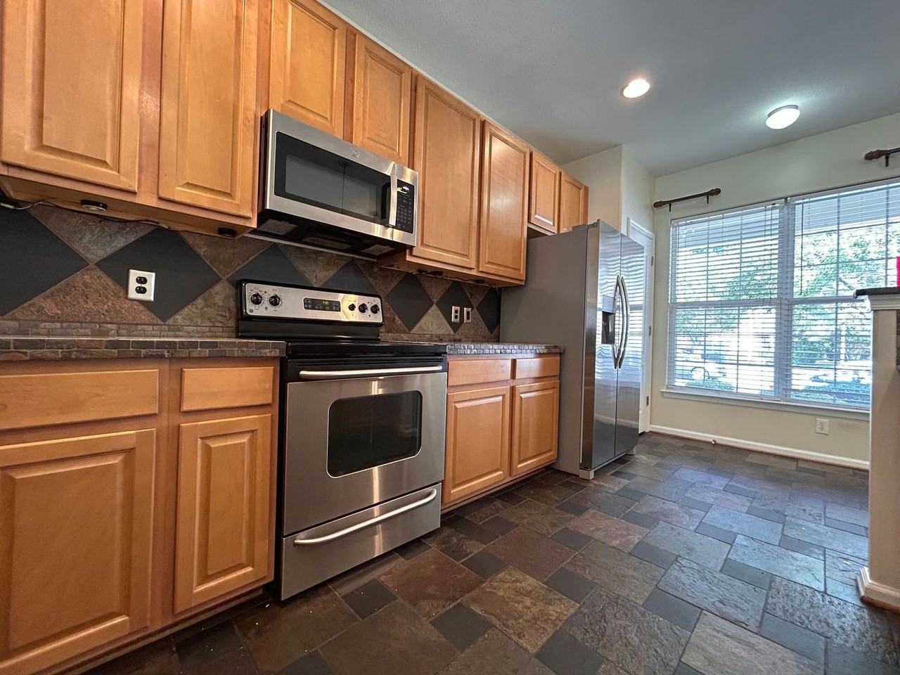 927 Hunley Dr - Photo 4 of 20