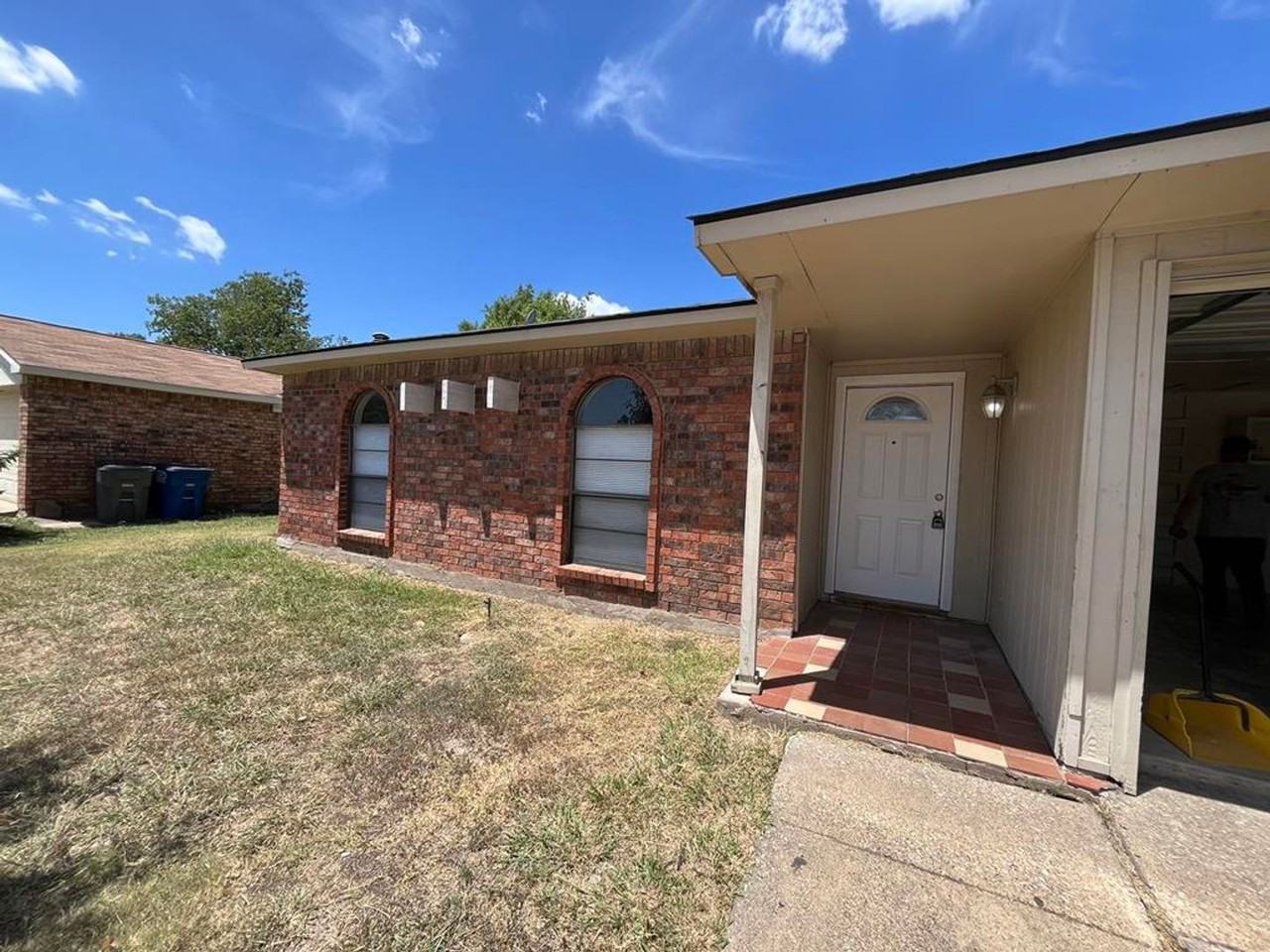 1000 Hawthorne Dr - Photo 2 of 9