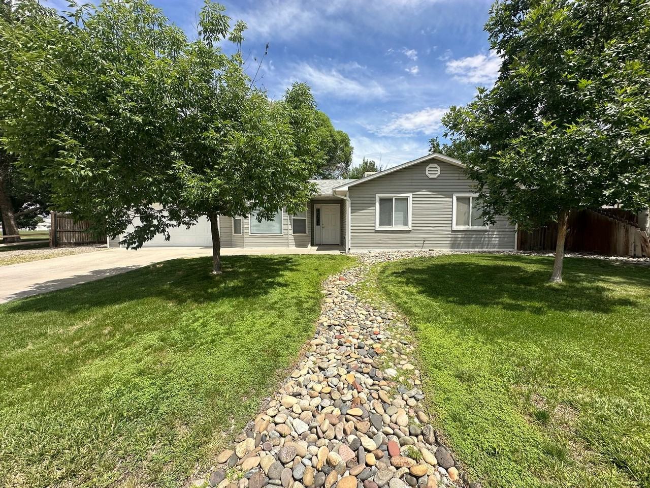 448 Countryside Ln - Photo 3 of 26