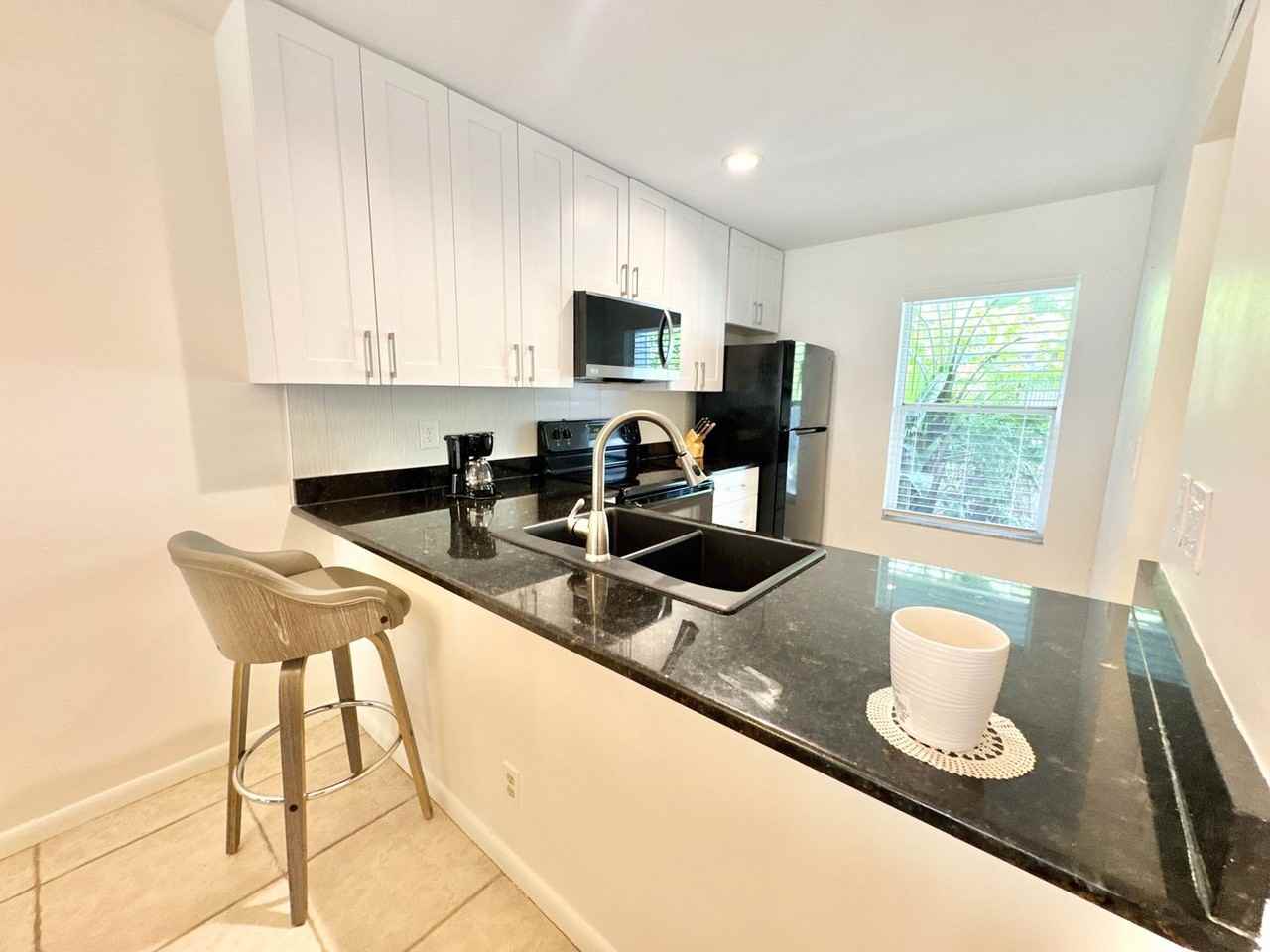 1895 Courtyard Way - Photo 3 of 37