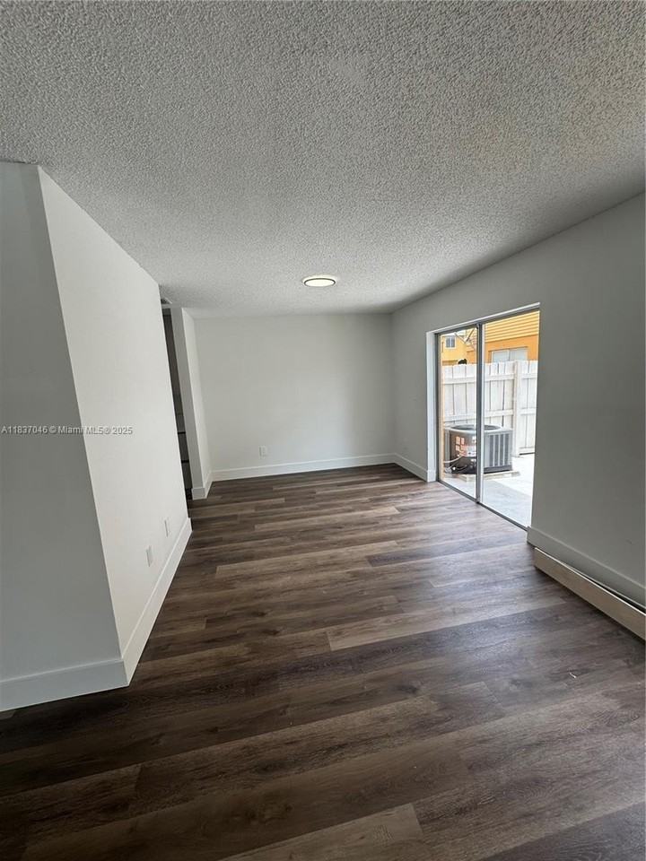 157 Ne 12th Ave #157 - Photo 3 of 11