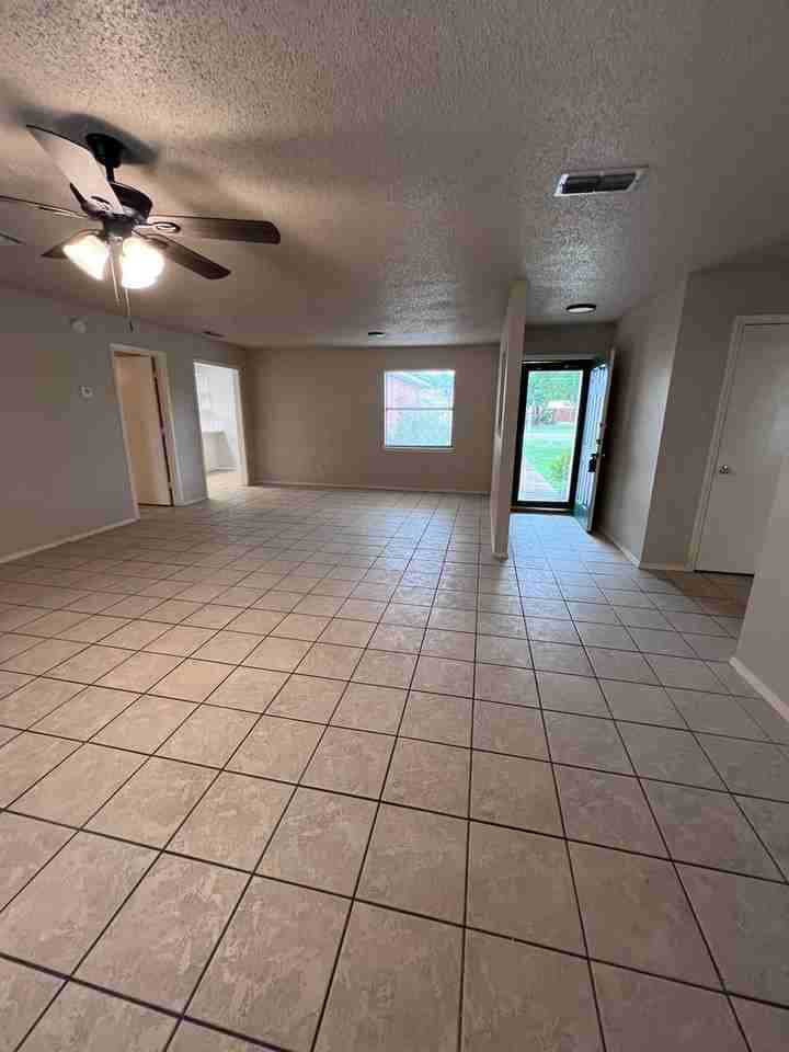 2411 93rd Pl - Photo 3 of 12